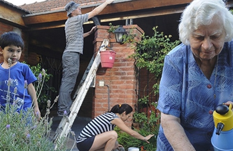 El descacharrado, una de las formas de combatir al dengue. Foto: Ministerio de Salud