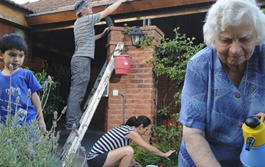 El descacharrado, una de las formas de combatir al dengue. Foto: Ministerio de Salud