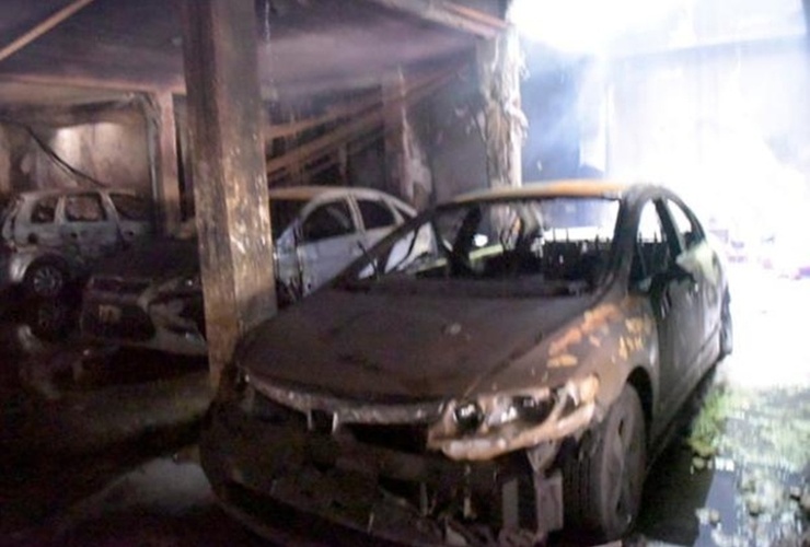 Imagen de Una mujer murió y varias personas recibieron asistencia médica tras el incendio en una cochera