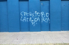 También aparecieron pintadas similares en el frente del campo de deportes del club. Foto: Gentileza Maximiliano Pascual