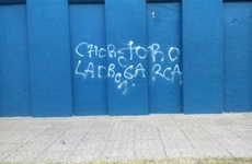 También aparecieron pintadas similares en el frente del campo de deportes del club. Foto: Gentileza Maximiliano Pascual