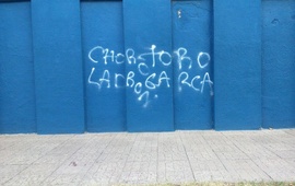 También aparecieron pintadas similares en el frente del campo de deportes del club. Foto: Gentileza Maximiliano Pascual