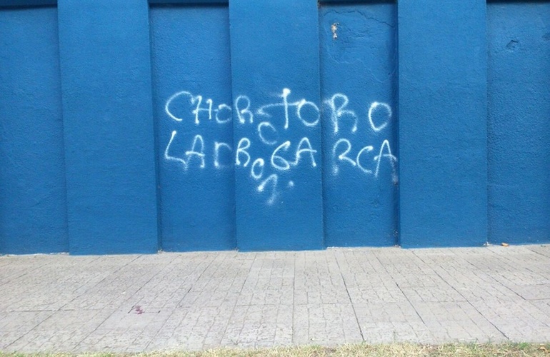También aparecieron pintadas similares en el frente del campo de deportes del club. Foto: Gentileza Maximiliano Pascual