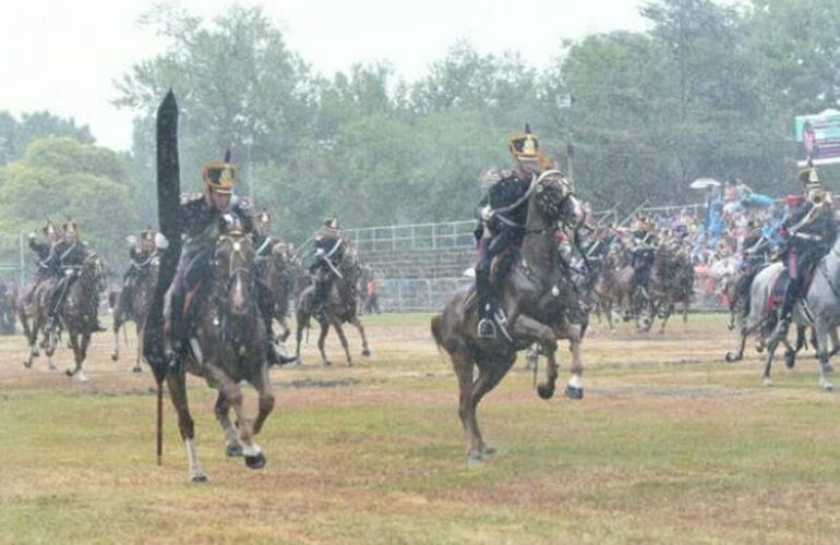 La carga de la caballería en el Campo de la Gloría fue la única actividad al aire libre que pudo realizarse. Foto: M. Bustamante