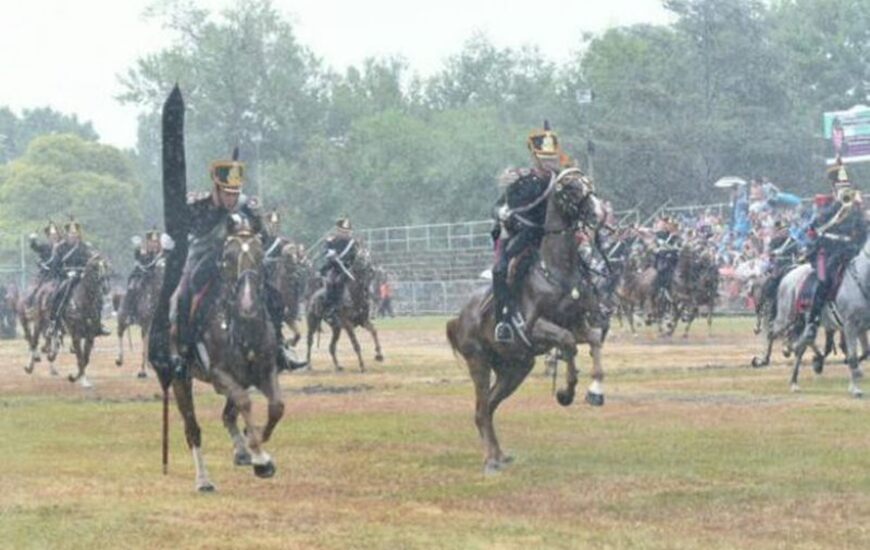 La carga de la caballería en el Campo de la Gloría fue la única actividad al aire libre que pudo realizarse. Foto: M. Bustamante