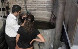 La Dirección de Control de Vectores hizo una recorrida por distintos lugares para controlar que no haya recipientes con agua estancada. Foto: S.Salinas