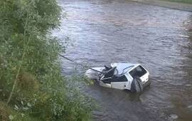 El Fiat Uno qued&oacute; en medio el r&iacute;o.
