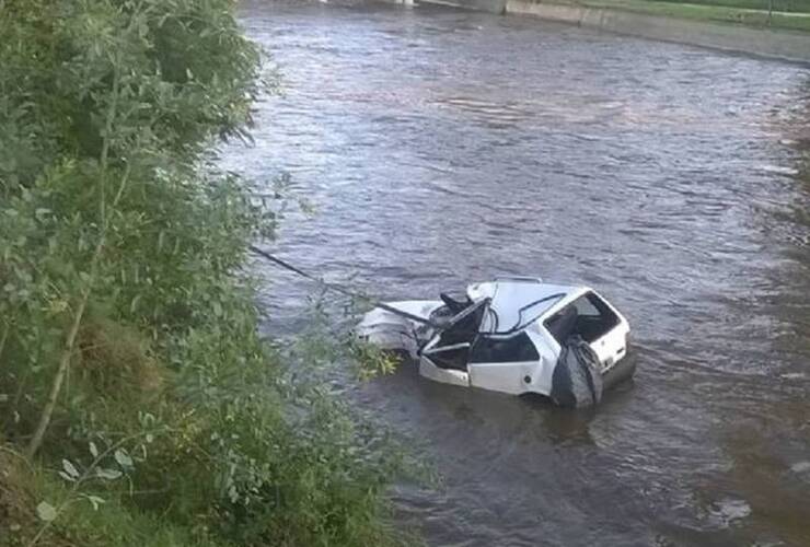 El Fiat Uno quedó en medio el río.