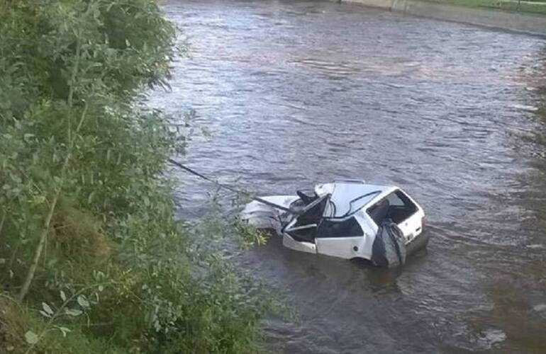 El Fiat Uno quedó en medio el río.