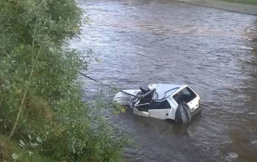 El Fiat Uno quedó en medio el río.