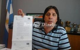 Rodolfo Stangoni con el fax que llegó a la comuna la semana pasada.
