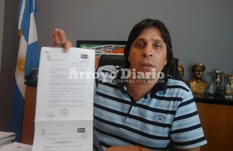 Rodolfo Stangoni con el fax que llegó a la comuna la semana pasada.