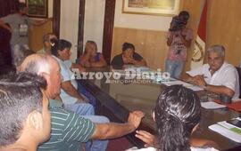 El intendente municipal junto a los vecinos en su despacho.