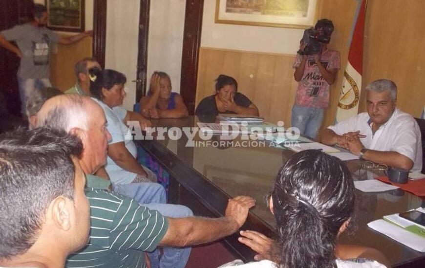 El intendente municipal junto a los vecinos en su despacho.