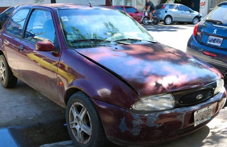 El auto señalado por la policía como el que manejaba el joven. Foto: Alan Monzón / Rosario3.com