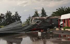 El intenso viento derribó el techo de una estación de servicio ubicada sobre la ruta internacional 7.
