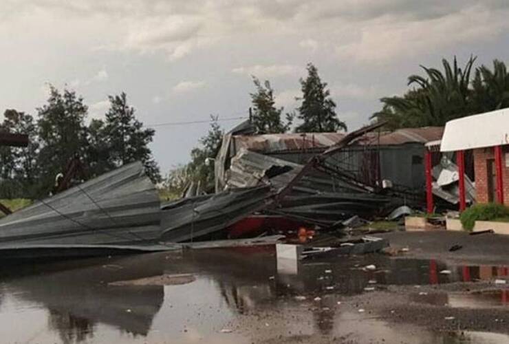 El intenso viento derribó el techo de una estación de servicio ubicada sobre la ruta internacional 7.