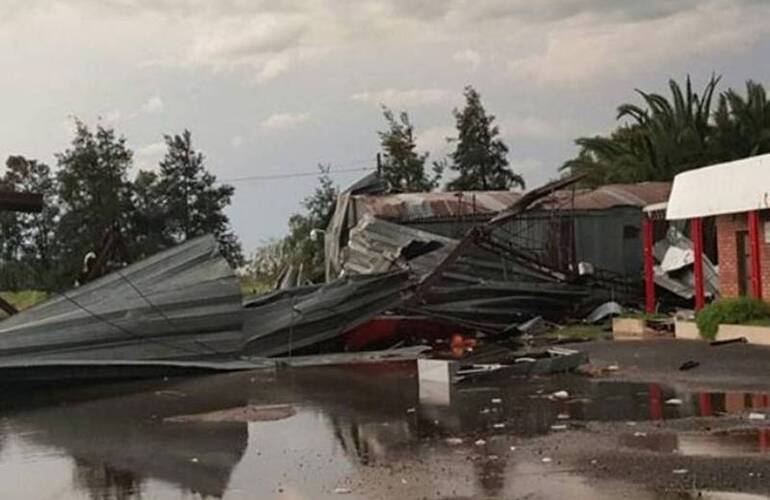 El intenso viento derribó el techo de una estación de servicio ubicada sobre la ruta internacional 7.