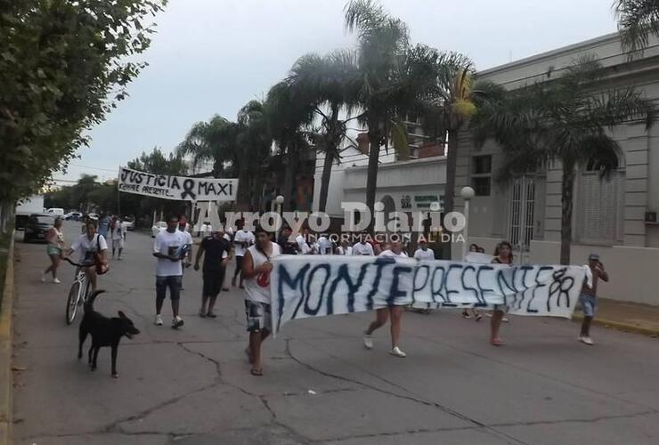 Maximiliano iba como acompañante en moto junto a un amigo cuando fue ultimado a balazos por parte de desconocidos que lo sorprendieron en la oscuridad de la noche y que también se movilizaban en una motocicleta