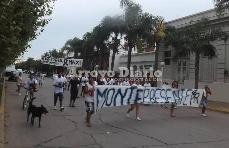 Maximiliano iba como acompañante en moto junto a un amigo cuando fue ultimado a balazos por parte de desconocidos que lo sorprendieron en la oscuridad de la noche y que también se movilizaban en una motocicleta