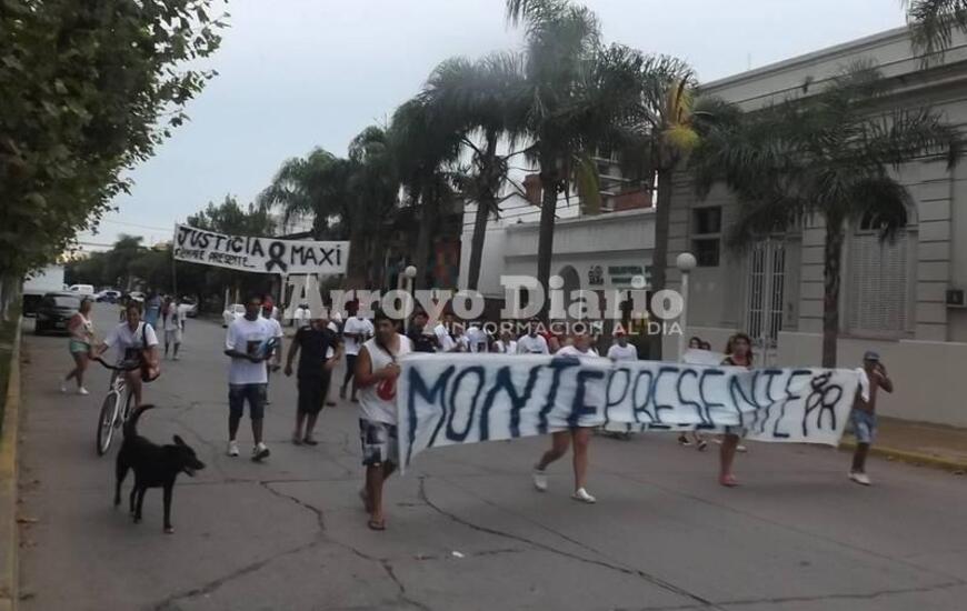 Maximiliano iba como acompa&ntilde;ante en moto junto a un amigo cuando fue ultimado a balazos por parte de desconocidos que lo sorprendieron en la oscuridad de la noche y que tambi&eacute;n se movilizaban en una motocicleta
