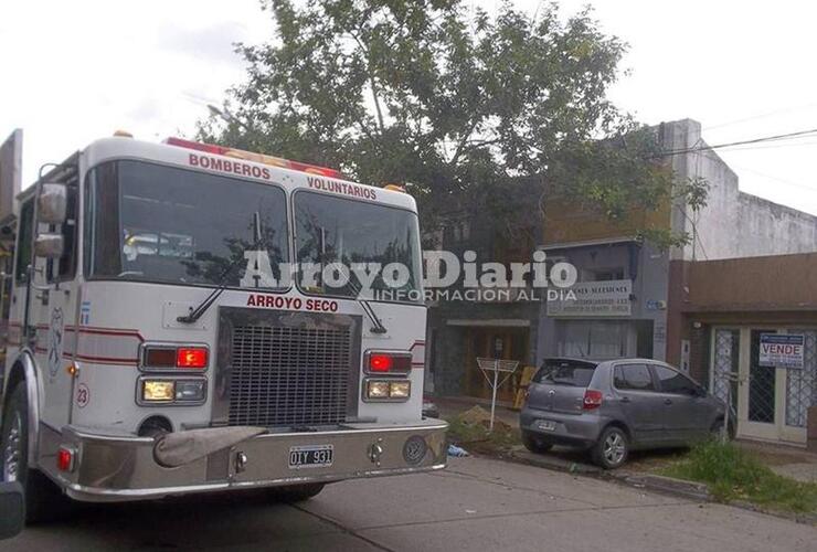 Los bomberos acudieron al lugar con una de las autobombas.