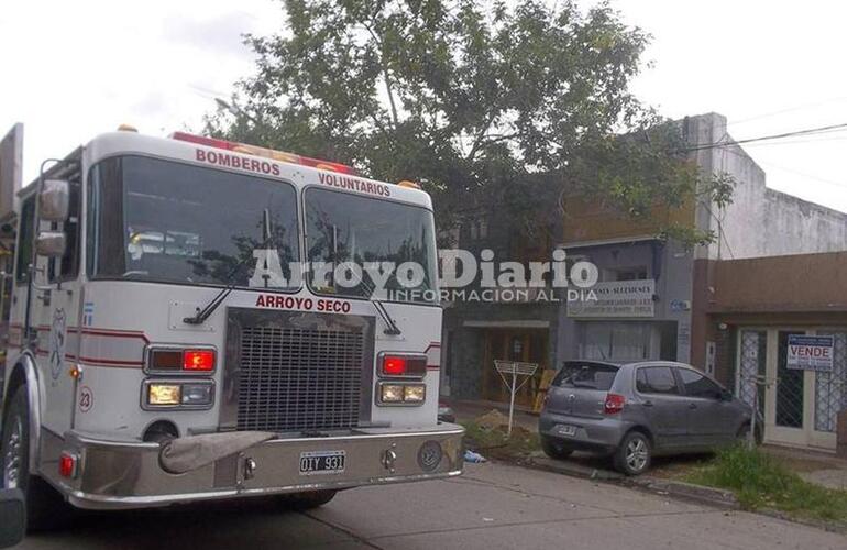 Los bomberos acudieron al lugar con una de las autobombas.