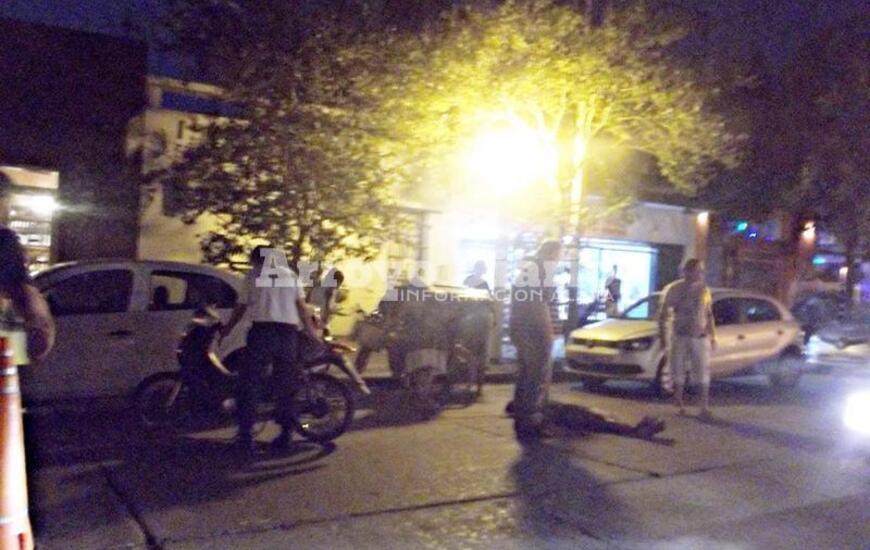 La mujer qued&oacute; tendida sobre el asfalto.