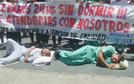 Imagen de El duro camino que tienen que recorrer los m&eacute;dicos residentes