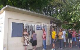 Muchos vecinos se acercaban hoy temprano a retirar sus boletas