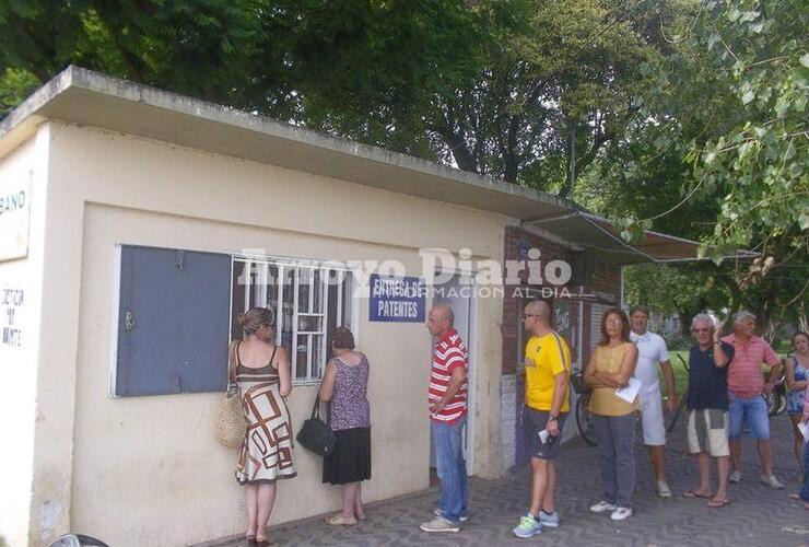 Muchos vecinos se acercaban hoy temprano a retirar sus boletas