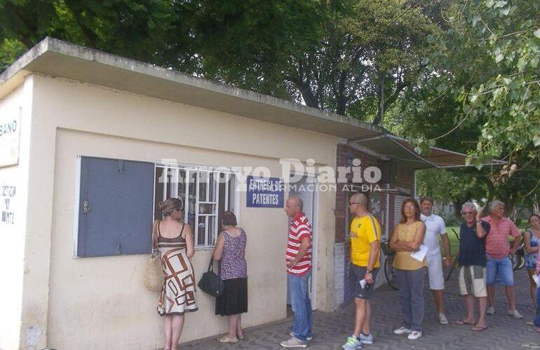 Muchos vecinos se acercaban hoy temprano a retirar sus boletas