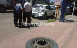 Imagen de Colectivo perdió una rueda y destruyó un auto
