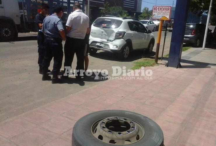 Imagen de Colectivo perdió una rueda y destruyó un auto