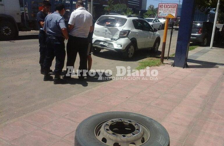 Imagen de Colectivo perdió una rueda y destruyó un auto