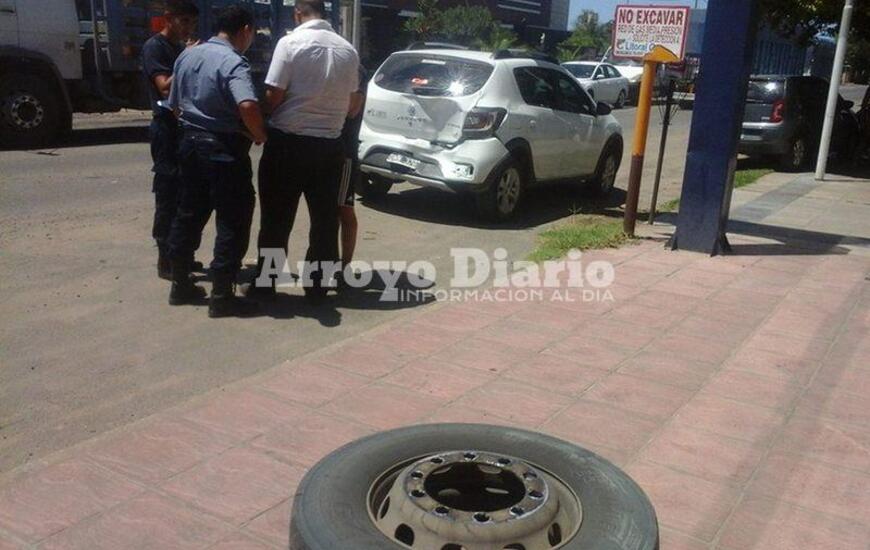 Imagen de Colectivo perdi&oacute; una rueda y destruy&oacute; un auto