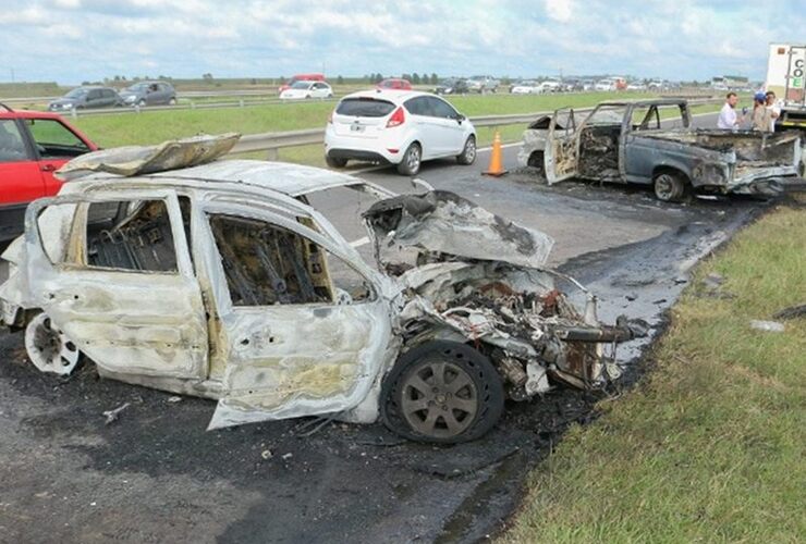 Así quedaron los vehículos tras el accidente en la autopista a Córdoba. Foto: Alan Monzón/Rosario3.com