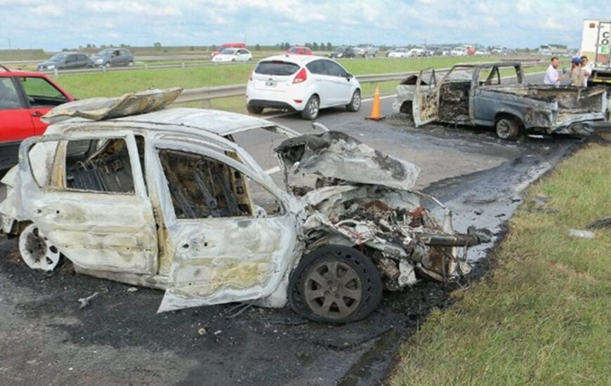 As&iacute; quedaron los veh&iacute;culos tras el accidente en la autopista a C&oacute;rdoba. Foto: Alan Monz&oacute;n/Rosario3.com