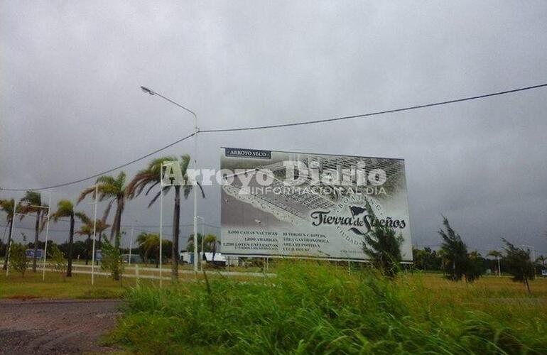 En Tierra de Sueños Boating Arroyo Seco compradores de lotes oportunamente hicieron manifestaciones públicas al ingreso al megaemprendimiento