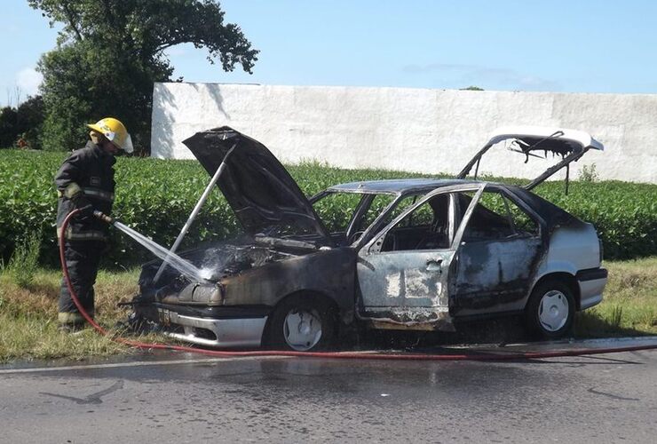 Los bomberos de Arroyo Seco prestaron colaboración en el incendio.