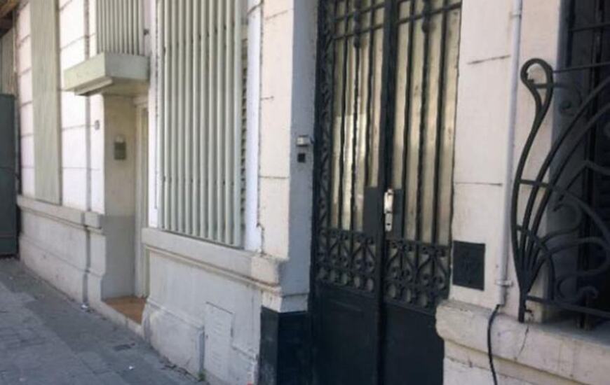 El cuerpo sin vida fue hallado en un departamento de pasillo de Jujuy al 1800. Foto: Sebasti&aacute;n Su&aacute;rez Meccia / La Capital