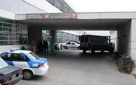 El joven de 25 años fue llevado al Hospital de Emergencias. Su estado de salud es reservado.