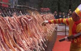 Imagen de Al Guinness: "Maestro asador" chino cocin&oacute; 216 corderos al mismo tiempo