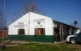 La Guardia Rural "Los Pumas" tiene su base en el cruce de las Rutas Nacional AO12 y Provincial 18.