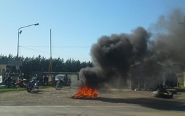 La sorpresiva medida de la empresa gener&oacute; la protesta con quema de cubiertas ante la industria aceitera.