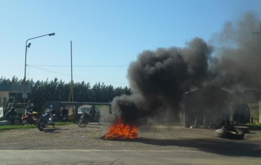 La sorpresiva medida de la empresa generó la protesta con quema de cubiertas ante la industria aceitera.