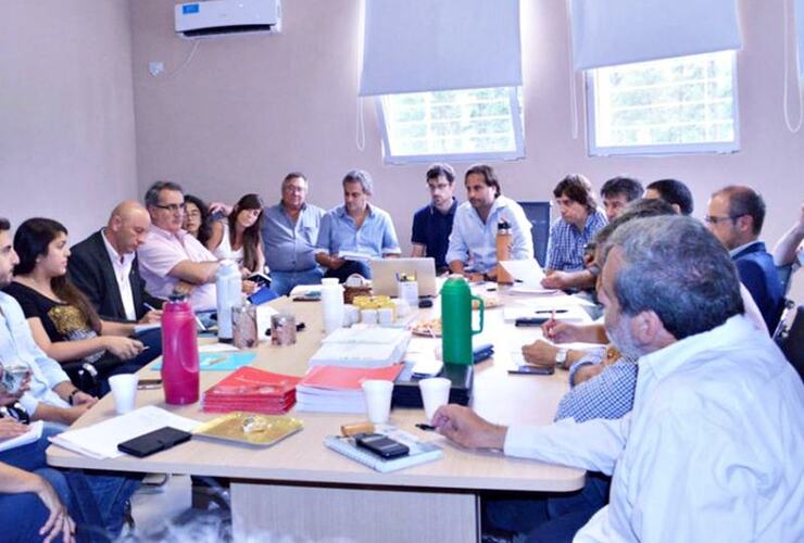 Reunión de funcionarios del Gobierno Provincial con presidentes de comuna e Intendentes de la zona. Foto: Notilagos