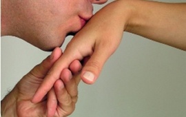 Imagen de Condenan a un hombre por besarle la mano a una menor