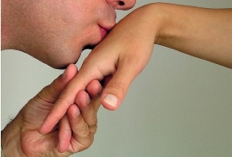 Imagen de Condenan a un hombre por besarle la mano a una menor