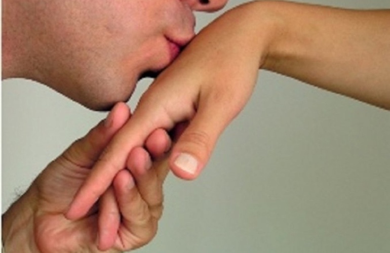 Imagen de Condenan a un hombre por besarle la mano a una menor